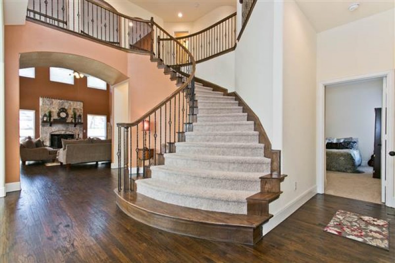    Foyer  Sweeping Staircase 