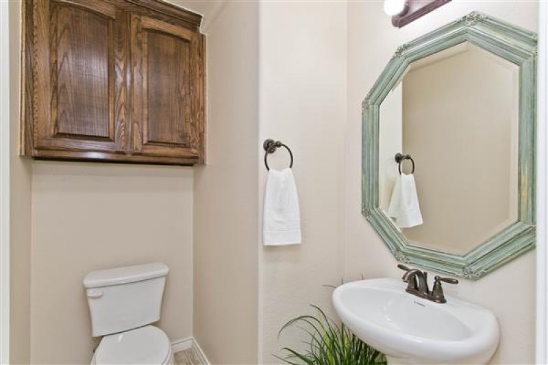    Main Level Powder Room 