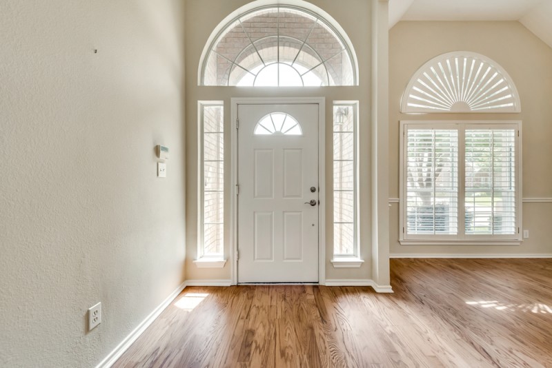    Light and Bright Entry Way 