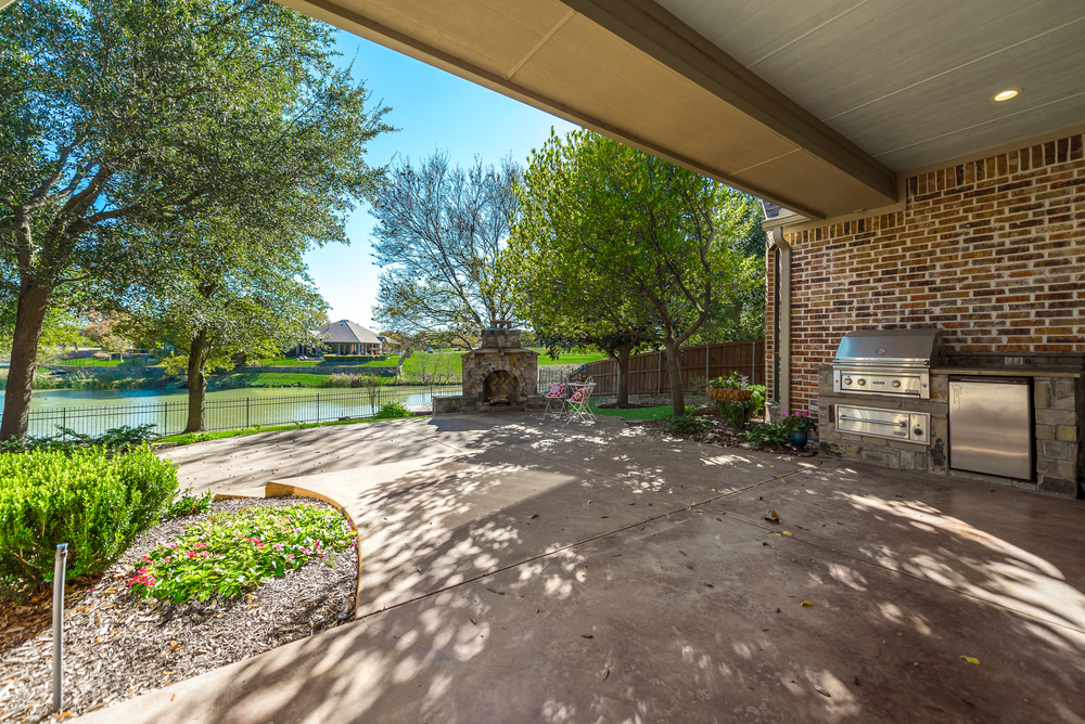    Covered Patio with Outdoor Kitchen 