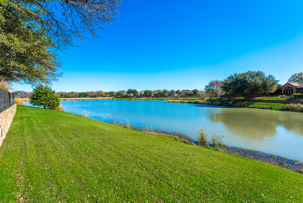    Property Extends to Waterfront 