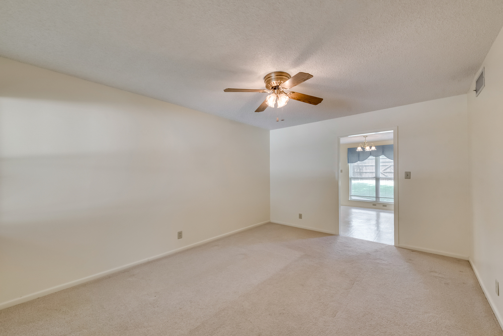    Living Room incudes Ceiling Fan 