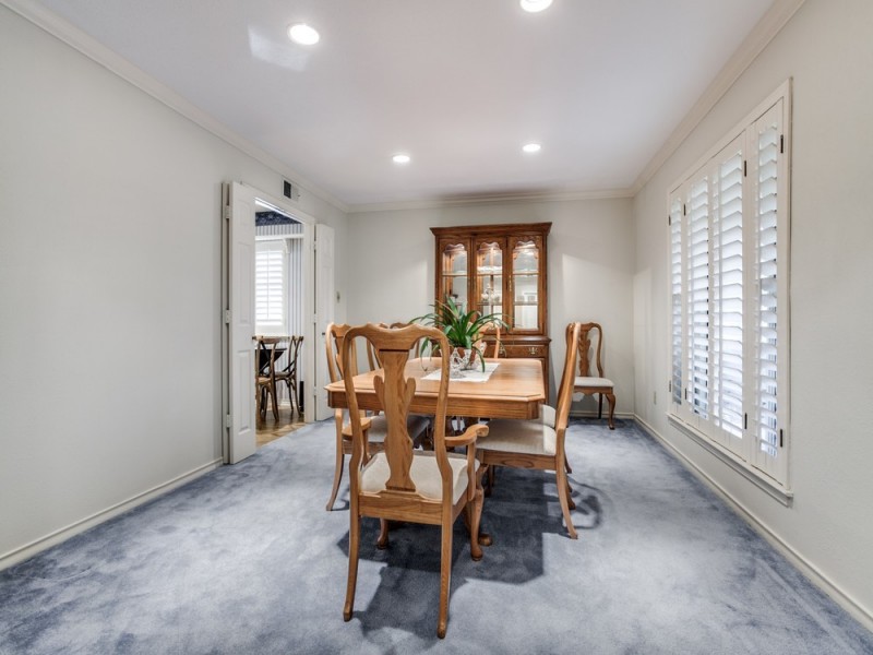      Formal Dining Room 