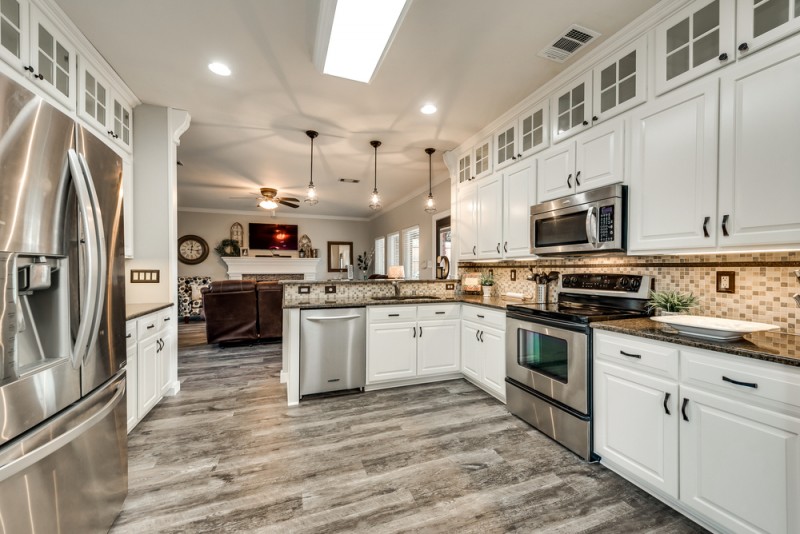    Gourmet Kitchen with Gorgeous Updates 