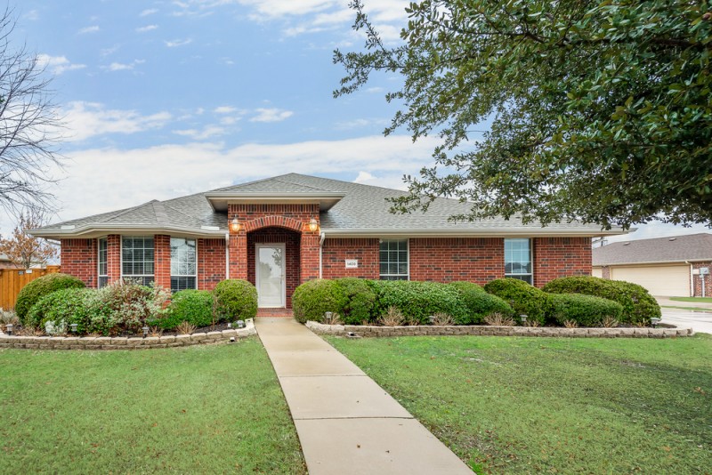    Gorgeous Curb Appeal 