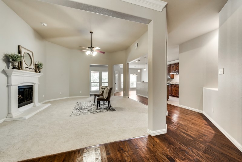    Beautiful Open  Floorplan Perfect to Entertain 