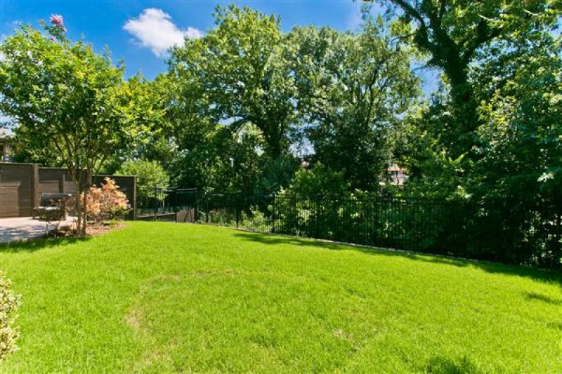    Large Yard overlooking Greenbelt 