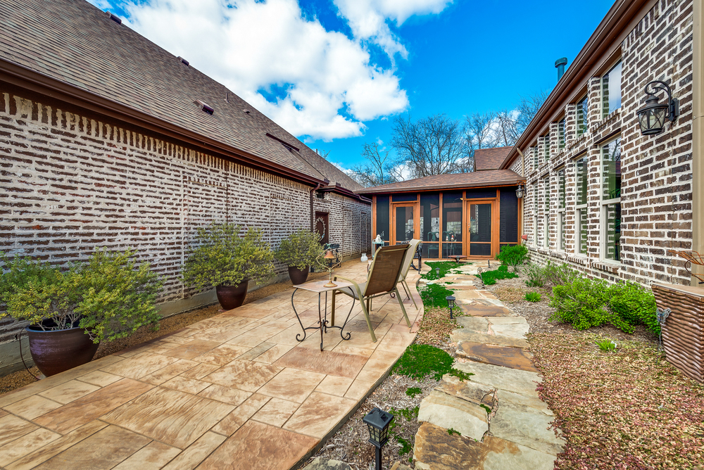    Side Courtyard 