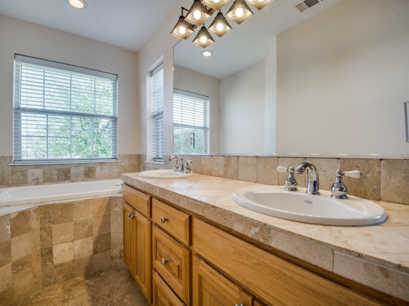    Master Bath Room Jetted Tub 