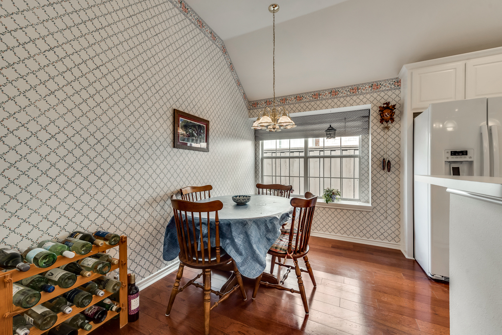    Breakfast Area with Window Seat 