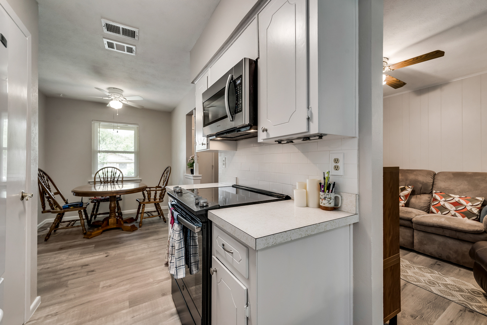    Chef s Kitchen with Recent Electric Range and Microwave      