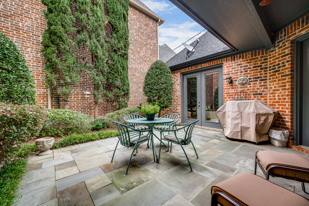    Relaxing Courtyard 