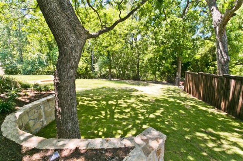    Sprawling Backyard 