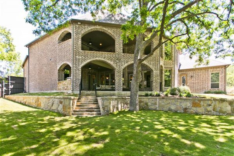    Sprawling Backyard 