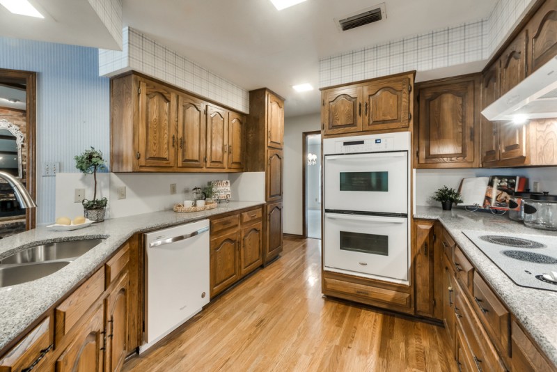    Chef s Kitchen with Granite Countertops 
