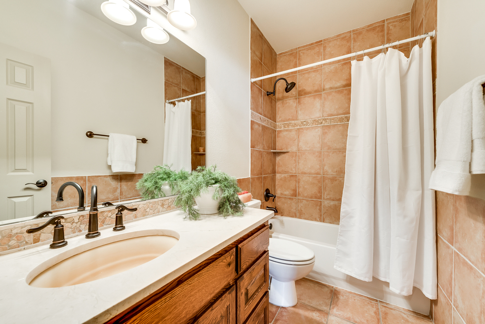    Full Bathroom in Bedroom 