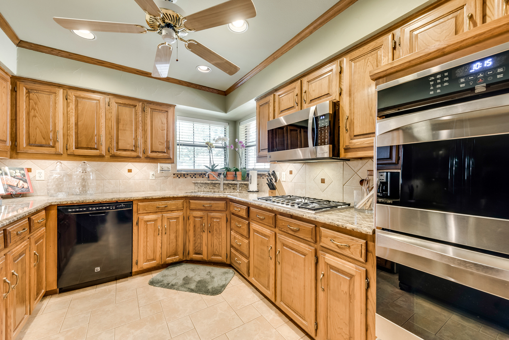    Chef s Kitchen has Granite Countertops and Stainless Steel Appliances 