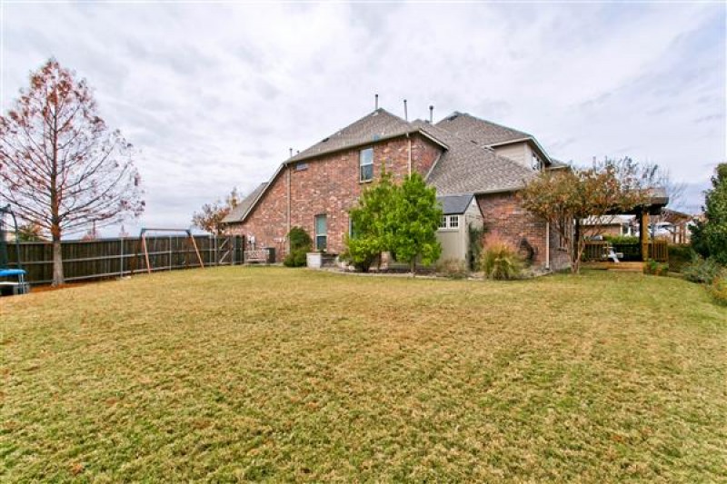    Sprawling Backyard 