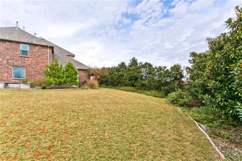    Sprawling Backyard 