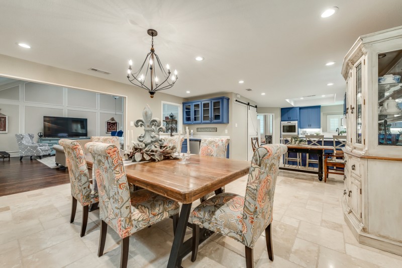    Formal Dining with Chic Chandelier 