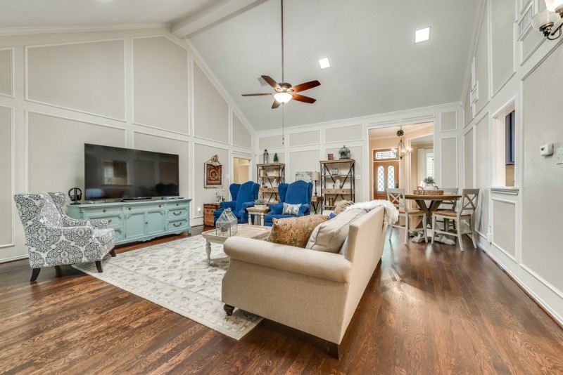    Spacious Inviting Family Room 