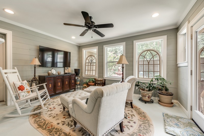    Cozy Sun Room 