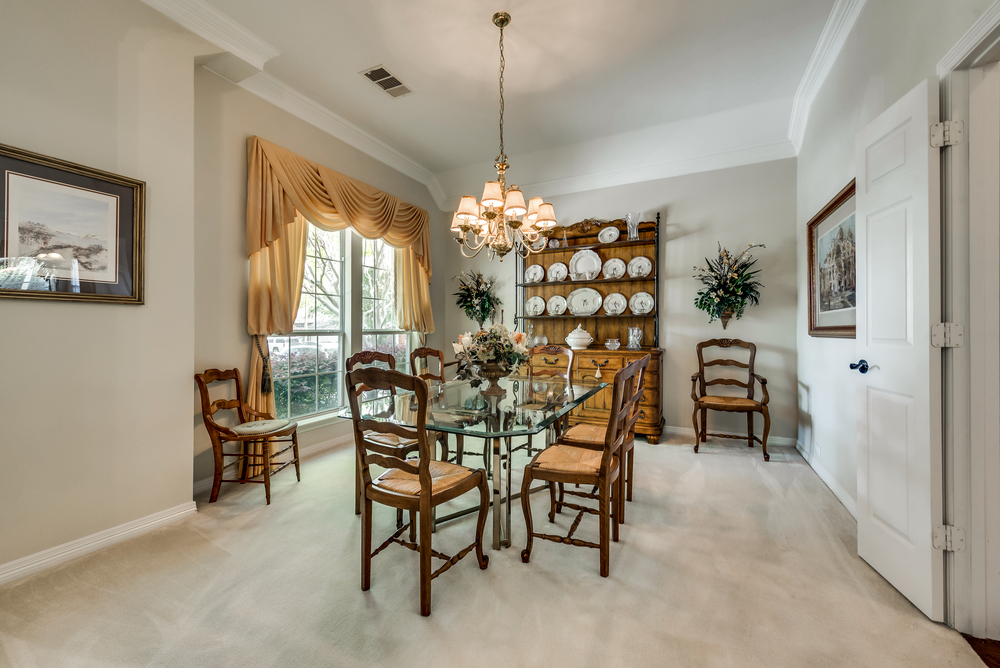    Formal Dining Room 