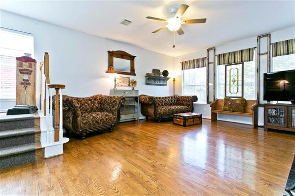    Hardwoods flowing into Family Room 