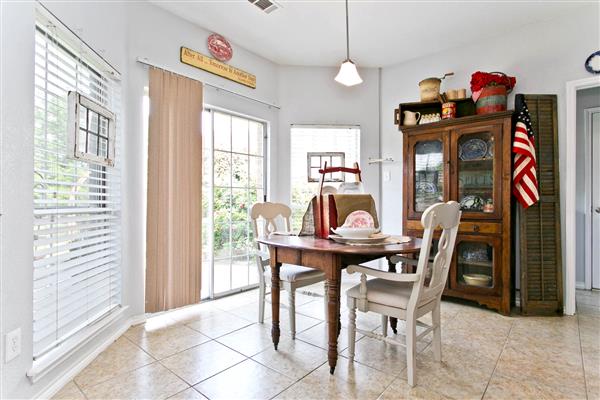    Charming Breakfast Area 