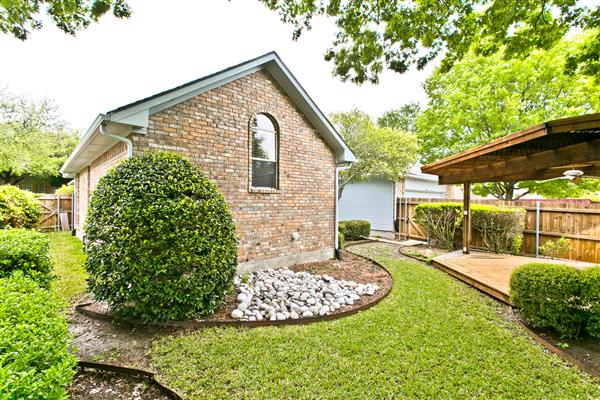    Landscaped Yard 