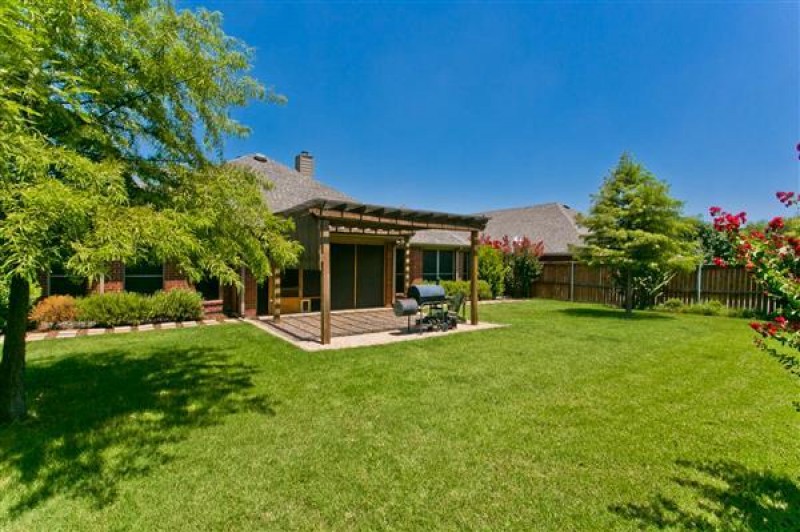    Beautiful Landscaped Yard  Pergola Covered Patio 