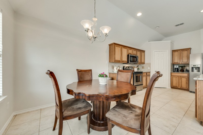    Cozy Dining Area 