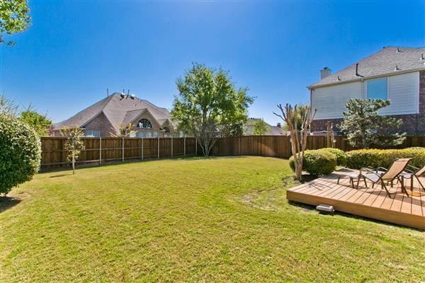    Sprawling Back Yard 