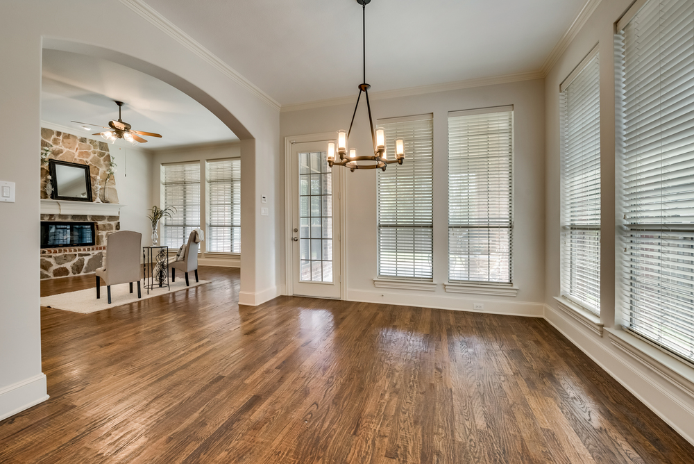    Spacious Breakfast Area with Abundance of Windows 