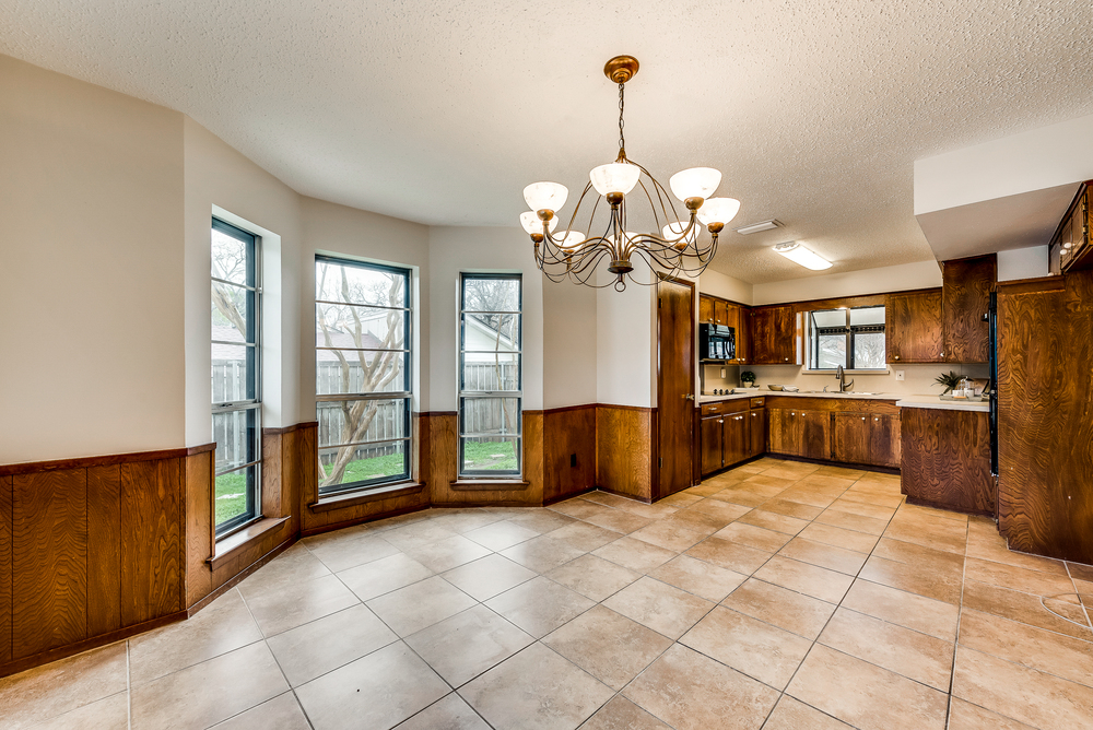    Kitchen and Breakfast Area 