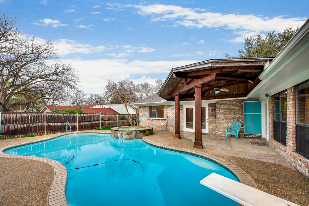    Diving Pool with Covered Patio 