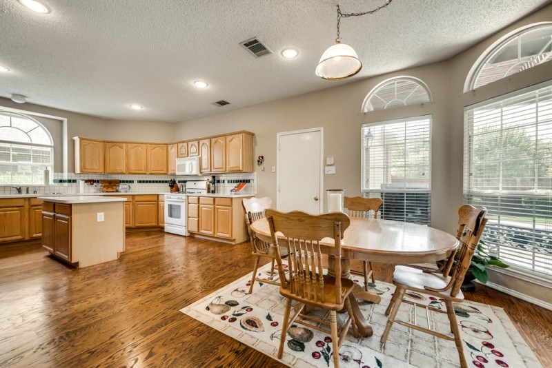    Open Breakfast Area and Kitchen 