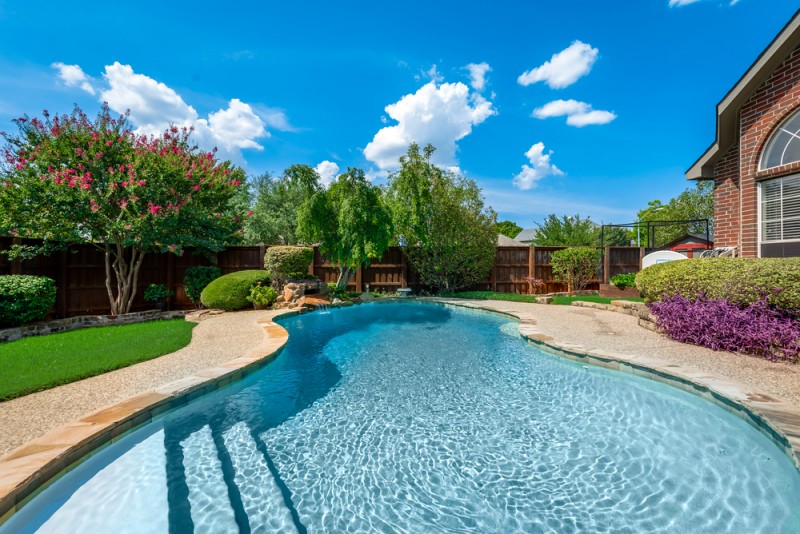    Sparkling Diving Pool 