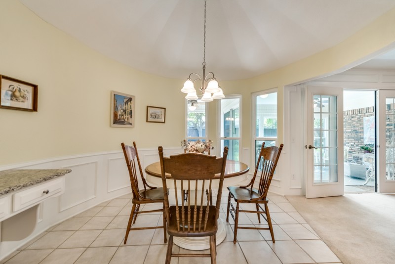    Breakfast Area with Stunning Ceiling Detail 