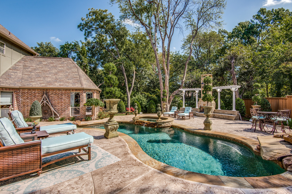    Saltwater Swimming Pool with Spa 