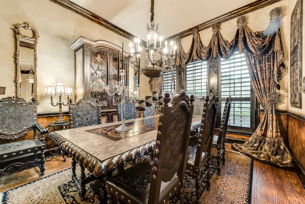    Formal Dining Room 