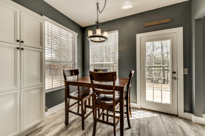    Charming Breakfast Room 