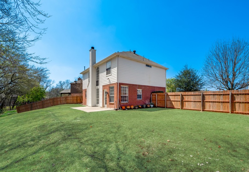    Large Grassy Back Yard 