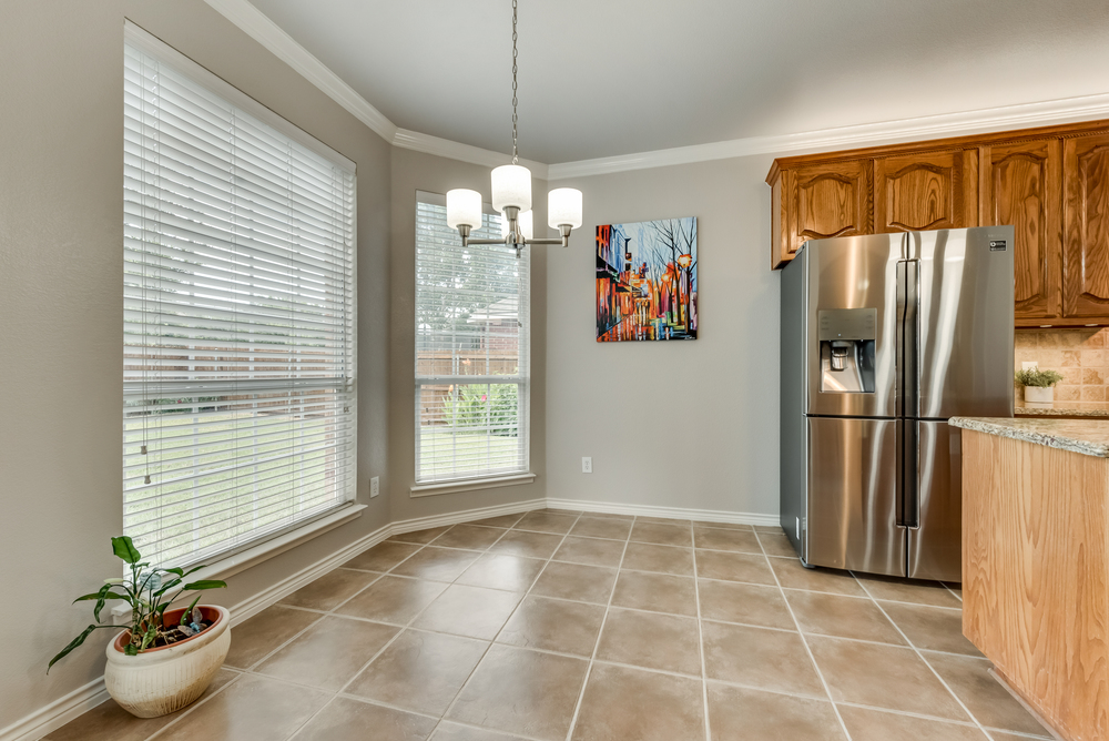    Breakfast Area with Bright Chandelier 