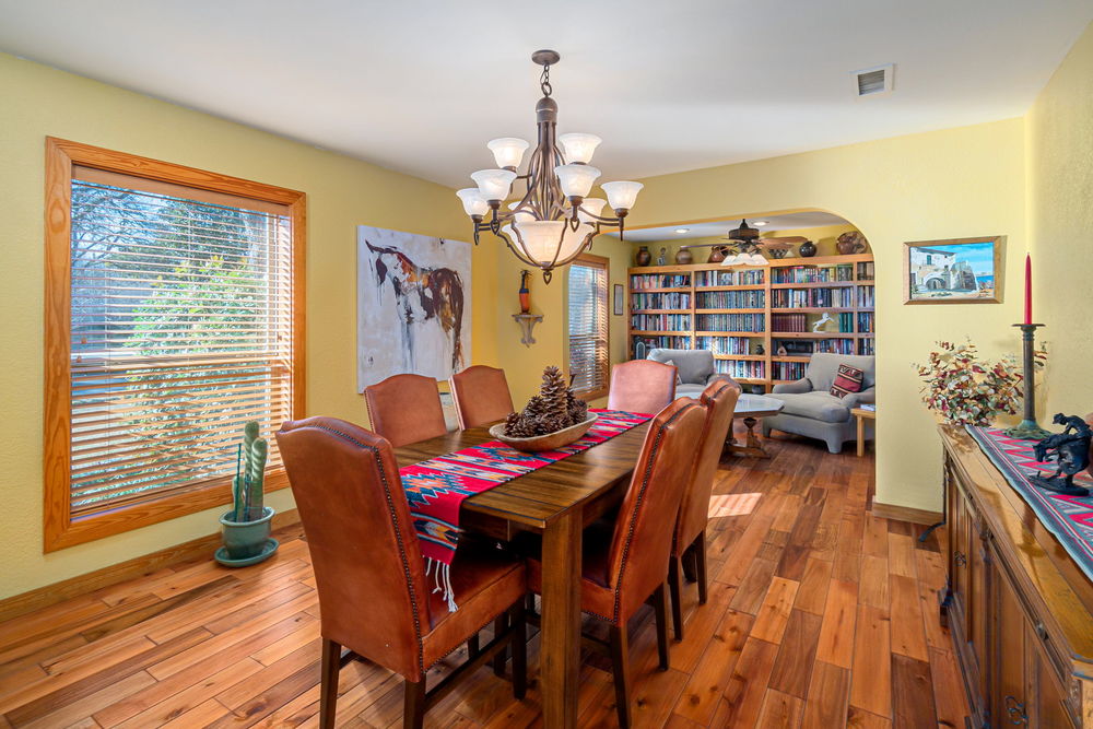    Formal Dining Room 