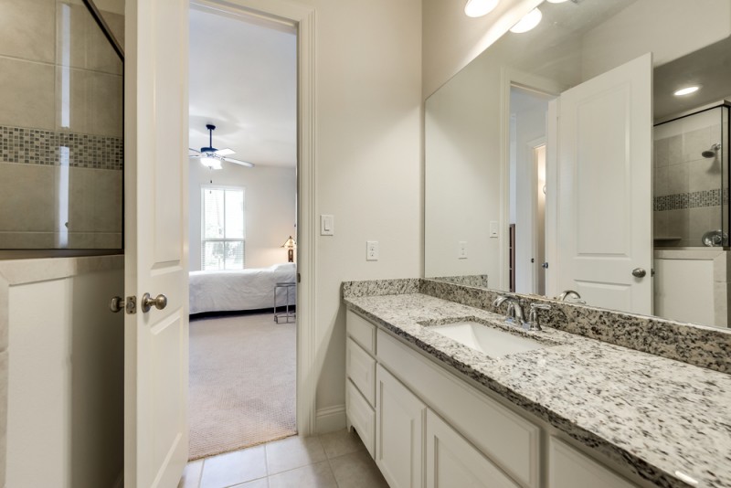    Full Private Guest Bath with Walk In Closet 