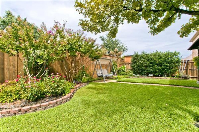    Large Landscaped Yard 