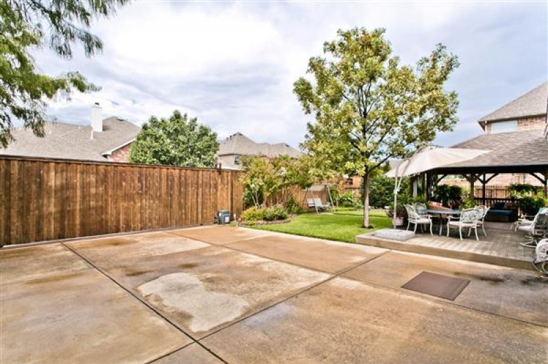    Electric Gate to Drive  Garage 