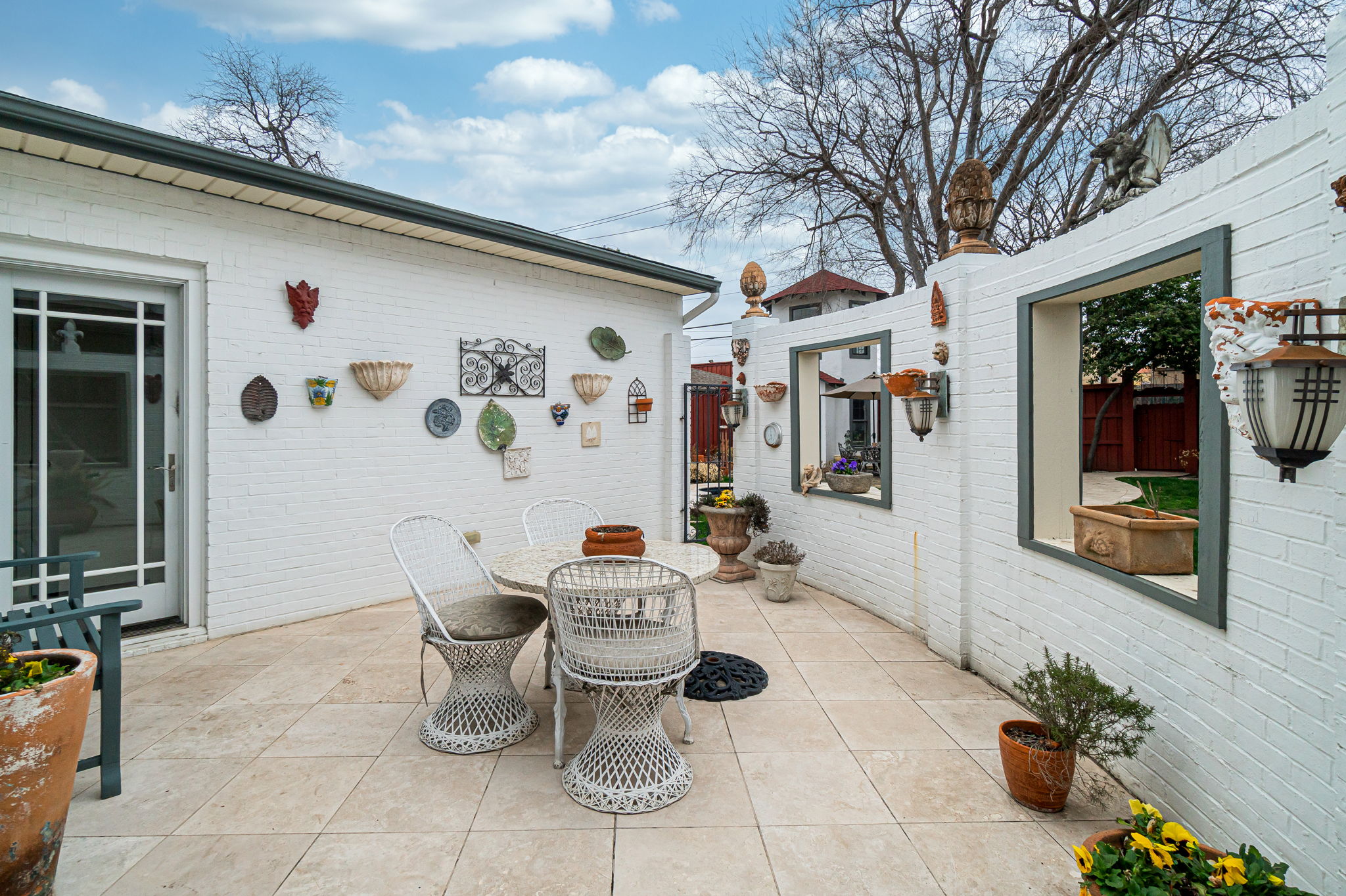    Open Patio Courtyard 