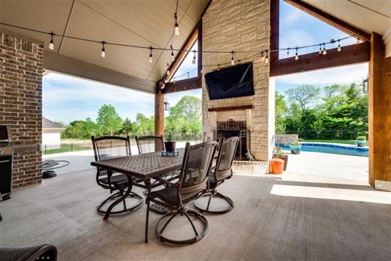    Covered Patio w Fireplace 